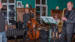 Die „Spoleto Connection“ wird kurzerhand für den Kneipenjazz im „Grünen Baum“ gegründet mit Manfred Kern (Gesang, Mundharmonika), Marco Marino (Bass), Thomas Hammer (Percussion) und Knut Rössler (Saxofon).