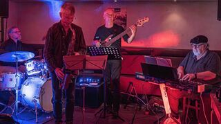 „Die üblichen Verdächtigen“ spielen im „Aposto“ in der Besetzung Arno Pfunder (Schlag-zeug), Rainer Pusch (Saxofon), Thomas Netzsch (Bass) und Udo Sailer (Keyboard).