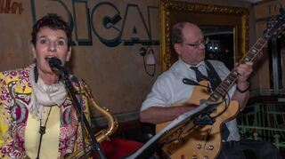 Renate Kohl und Gereon Hoffmann aus Mannheim alias „Frau Renate und Herr Hoffmann“ machen im „Kaffeehaus“ Jazz-Musik-Kabarett mit deutschen Texten.