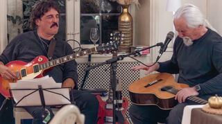 Echte Virtuosen des Blues sind natürlich Werner Goos (v.l.) und Wolfgang „Blueswolf“ Schuster, die in der „Kurfürstenstube“ aufspielen.