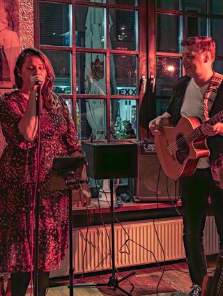 Rock, einfühlsame Balladen und Blues mit „Finest Blend“ gibt’s in der Fußgängerzone im „Havanna“. Sängerin Dani Erndwein und Gitarrist Thomas Krebs ergänzen sich super.