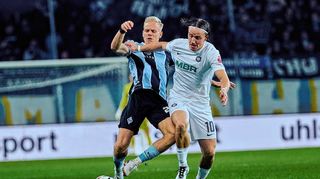 Robuster Zweikämpfer: Der Waldhöfer Janne Sietan (l.) im Duell mit Mirnes Pepic von Erzgebirge Aue.