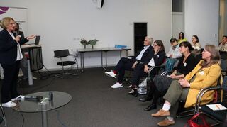 Unternehmerinnen aus dem Rhein-Neckar-Kreis geben Tipps beim Erfahrungsaustausch für Gründerinnen im Schwetzinger Palais Hirsch. Christiane Zieher (l.) von der Handwerkskammer Mannheim Rhein-Neckar-Odenwald spricht hier gerade.