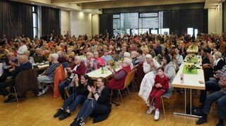 Das Lutherhaus platzt zeitweise aus allen Nähten, als beim Basar unter anderem die Kinder der evangelischen Tagesstätten und der Schwetzinger Ballettschule auf der Bühne stehen.