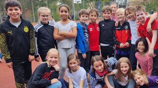 Freuen sich nach ihrem Lauf über die geleistete Hilfe: die Drittklässler der Schiller- und Rohrhofschule, darunter der achtjährige Lukas (5. v. r.).