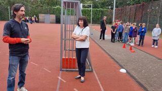 Sportlehrer Ronny Pinazza (l.) und Rektorin Dorothea Schmidt-Schulte weisen die Kinder vor dem Lauf ein.