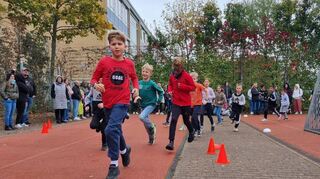 Eine Runde nach der anderen drehen die Grundschüler auf der 100 Meter langen Strecke auf dem Tartanplatz ab.