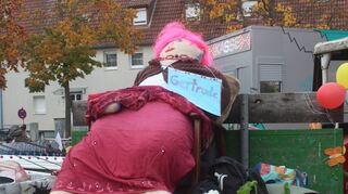 Kerweschlumpel Gertrude fährt bei der Kerwe auf ihrem hoheitlichen Wagen durch Neulußheim.