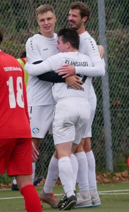 Die Plankstadter bejubeln das 3:1 von Dorian Weiß Mare.