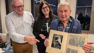 Uwe (v.l.) und Eva Wöhlert mit Fritz Hochreither und dem tollen Fotoalbum.