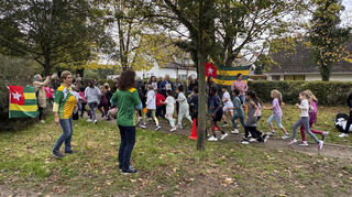 Hochmotiviert gehen die Schüler beim Sponsorenlauf an den Start und werden dabei an der Laufstrecke fröhlich unterstützt.