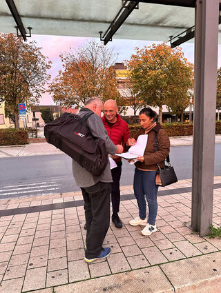 Bundestagskandidatin Neza Yildirim (v.l.) und Landtagsabgeordneter Daniel Born (SPD) sammeln Unterschriften für den Erhalt der Notfallpraxis.