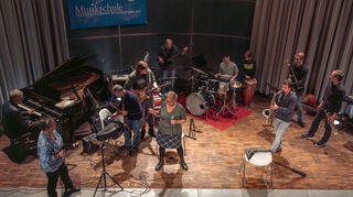 Eine Band spontaner Freiwilliger spielen eine Jam Session: Jazz-Standard "All of me" mit Scat-Gesang und ein paar Soli.