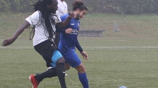 Yankuba Jammeh (l.) bedrängt im Regen von Ketsch den Neulußheimer Marcel Haas, der im zweiten Durchgang zum 1:1 ausgleicht, was gleichzeitig den Endstand bedeutet.