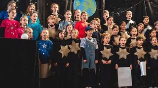 „Wie kommen eigentlich die Sternenbilder an dem Himmel“, fragen die wissbegierigen Kinder des Chores bei ihrer Aufführung, bevor es auf eine Reise in die Entstehungszeit des Universums geht.