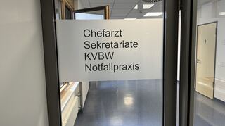 Noch steht an der Tür im 1. OG der GRN-Klinik "Notfallpraxis".