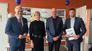 Der Schwetzinger Bürgermeister Matthias Steffan, GRN-Geschäftsführerin Judith Masuch, Ärztlicher Direktor Dr. Johannes Weiß und Klinikleiter Tobias Schneider.