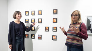 Gewähren vorab einen Einblick in die Ausstellung: Eva Wick (li.) und Kerstin Weinberger vom Verein für Kunst- und Kulturvermittlung Rhein-Neckar.