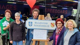 Renate Hettwer (v. l.), Christina Schmitz, Hanspeter Rausch, Brigitte Brömmer-Koch, Vorsitzende des Heimatvereins und Ingeborg Bamberg bei der diesjährigen Luftballon-aktion des Heimatvereins.
