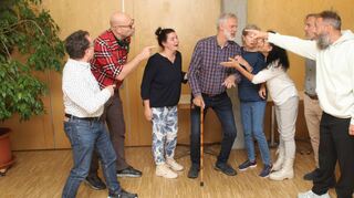 Proben für das Stück „Das Klassentreffen“: Jürgen Petzold (v.l.), Ingo Paul, Melanie Hillengaß, Thomas Widenka, Heidi Vogt, Simone Fackel, Martin Bredereck und Michael Wagner von der Kleinen Bühne Oftersheim.
