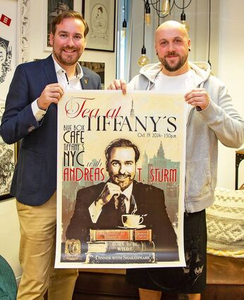 Das ist aber besonders chic geworden: Der Schwetzinger Künstler Dominik Göhlich übergibt an Andreas Sturm das von ihm gestaltete Plakat für New York.