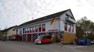 Das derzeitige Feuerwehrhaus kommt an seine Grenzen: Der Standort gegenüber vom Freibad ist wegen der Parksituation ungünstig, außerdem entspricht es trotz akuter Sanierungsmaßnahmen nicht mehr den aktuellen Vorgaben. --- Brühl braucht mittelfristig ein neues Feuerwehrhaus. Die Gemeinde prüft aktuell zwei mögliche Standorte: Westlich der Rohrhofer Straße im Landschaftsschutzgebiet und östlich der Mannheimer Straße auf Schwetzinger Gemarkung.