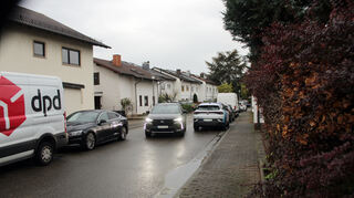 In den Seegärten: Ein Mittelklasse-Pkw passt hier durch, aber bei einem Rettungs- oder Feuerwehrfahrzeug, das schnell zum Einsatz muss, dürfte dies schwierig werden.