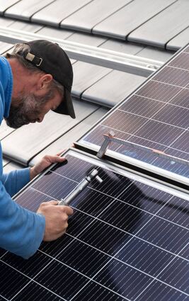 Photovoltaikanlagen auf Hausdächern können dabei helfen, umweltfreundlichen Strom zu erzeugen.