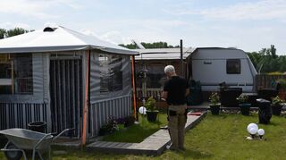 Auf dem Campingplatz im Süden der Kollerinsel steigt der Wunsch nach festen Häuschen statt, wie auf diesem Archivbild, Zelten und Wohnwagen.
