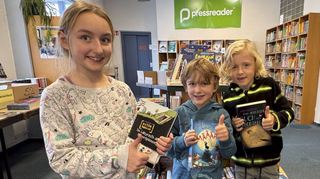 Emma (8), Jakob (5) und Matteo (7) sind sich einig: Alle Daumen hoch für den Tag der Bibliotheken in Ketsch.