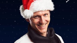 Konstantin Schmidt offeriert den Besuchern im Alten Bahnhof Glühwein und sein