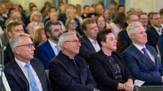 Landrat Stefan Dallinger (v.l.), Innenminister Thomas Strobl, Stefanie und Matthias Steffan.