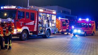 Die Feuerwehr rückt mit vielen Fahrzeugen aus Brühl und Ketsch beim Unternehmen „Küchen Aktuell“ im Gewerbegebiet Renners-wald an, um gemeinsam die vielfältigen Aufgaben der Hauptübung zu stemmen.
