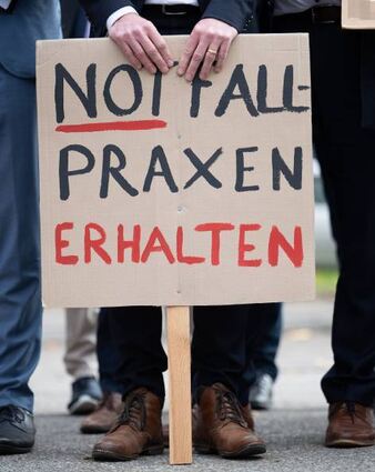Im Land wehren sich Menschen gegen Schließungen von Notfallpraxen.