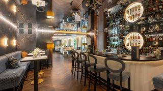 Stilvoll, edel und gemütlich: der neue Bar- und Loungebereich im Kollers. Das Hotelinnere ist nicht nur maritim gestaltet, sondern erinnert an ein feines Kreuzfahrtschiff. Die 16 Zimmerkategorien wurden mit Begriffen rund um Wasser- und Segelsport benannt.