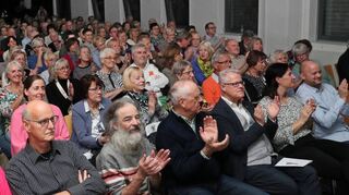 Blick ins Premierenpublikum zum Auftakt des Stücks: Lächelnde Gesichter und Applaus gibt’s den gesamten Abend über.