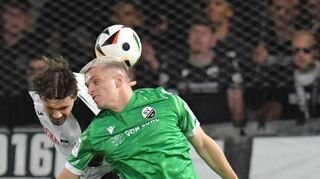 Fynn Otto (SC Verl, links) kämpft hier gegen David Otto (SV Sandhausen) um den Ball.
