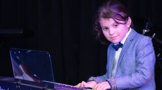 Erstklässler Anselm Inselmann leitet die Werkschau in der Neurottschule mit Inven-tionen von Johann Sebastian Bach ein.