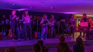 Eine Schülerband und Lehrer singen und spielen „Imagine“ von John Lennon, bei dem es um die Vision einer friedlichen Zukunft geht. Mitsingen der Gäste ist bei der Kulturbühne gewünscht.