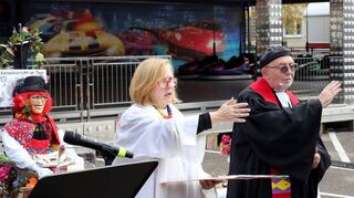Den Segen zum Abschluss des Gottesdienstes gab es von Charlotte Jung-Crohn und Matthias Zaiss unisono und ökumenisch. Anschließend durfte bei strahlendem Sonnenschein auf dem Messplatz gefeiert werden.