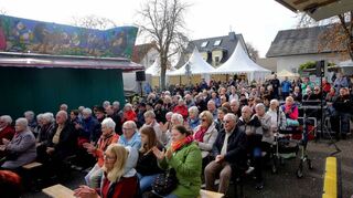 Viele Menschen lockte auch in diesem Jahr der Kerwegottesdienst auf den Messplatz. Er ist in der Gemeinde seit Jahren eine Tradition und für viele der perfekte Einstieg in den Kerwesonntag.
