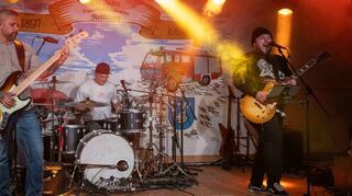Am späteren Abend bringen „Dougie and the blind Brothers“ die zahlreichen Besucher bei der Wehr so richtig in Tanzstimmung.
