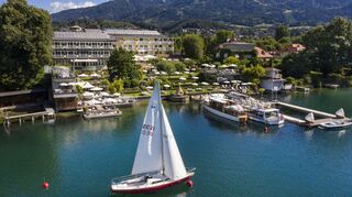 Ein Blick auf das Hotel Kollers und sein Areal direkt am Ufer des Millstätter Sees in Seeboden. Rechts ist das beheizte Seebad zu sehen. Zum Hotel gehört eine ansehnliche "Flotte" an Booten und Schiffen, die die Gäste nutzen können.