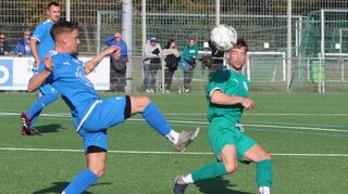 Oftersheims Torschütze zum 1:0, Oliver Gund (r.), blockt den Ball von seinem Gegenspieler ab.