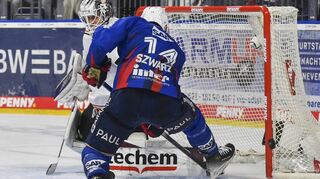 Jordan Szwarz (blaues Trikot) vergab noch eine der besten Chancen für die Adler.