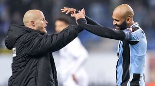 Danke Terrence: Marcel Seegert (links) bedankt sich bei Terrence Boyd für seinen späten Ausgleich gegen Wiesbaden.