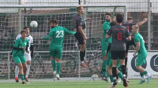 Dicke Luft im Oftersheimer Strafraum am Ende gewinnt die schwarz gekleidete Mannschaft von Altlußheim mit 3:1.