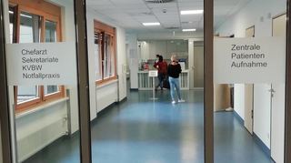 Hier am Schalter wird entschieden, wer ein Fall für die Ambulanz und wer einer für den Bereitschaftsdienst ist.