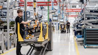 Die Frontbox-Montagelinie im Mercedes-Benz-Werk Mannheim setzt sich aus vier aufeinanderfolgenden Fertigungsabschnitten zusammen.