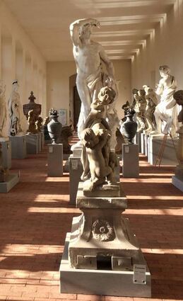 In der Orangerie sind auch zahlreiche Skulpturen ausgestellt.